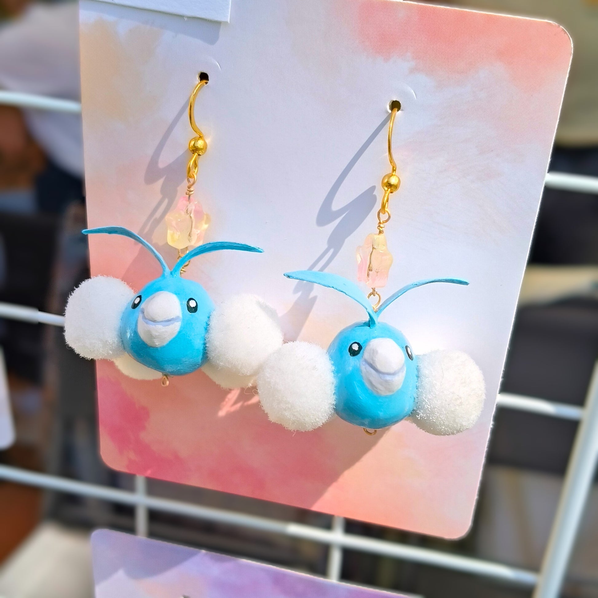Orecchini Pokémon: Swablu - PauperGems Jewels